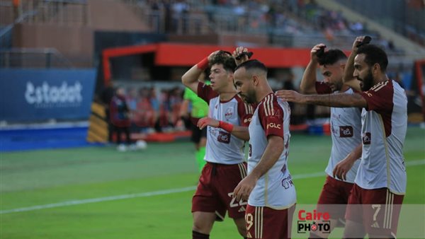 لاعبو الأهلي يهدوا