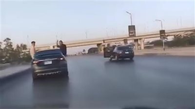 قيادة برعونة وتهور.. سائقو سيارات يعرضون حياة المواطنين للخطر