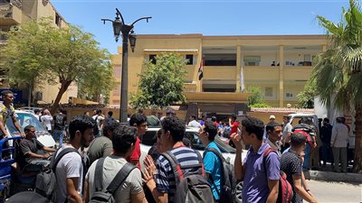 النحو مليان تريكات.. آراء طلاب الثانوية العامة بالأقصر في امتحان اللغة العربية