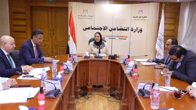 وزيرة التضامن تناقش ربط صندوق تأمين الأسرة ببرامج الحماية بالوزارة