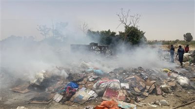 نشوب حريق في مجمع خردة بالوادي الجديد| صور