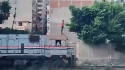 فيديو مثير لشاب يقف أعلى مقدمة القطار خلال سيره.. والسكة الحديد تعلق | صور