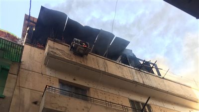 السيطرة على حريق نشب في عقار مجاور لـ بنزينة بالدقي