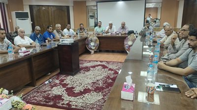 رئيس جهاز مدينة أسيوط الجديدة يلتقي عددا من سكان المدينة للاستماع إلى مطالبهم ومقترحاتهم