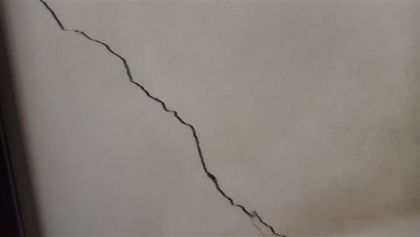 تشققات بعقار الإسكندرية