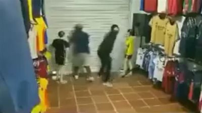 كشف ملابسات فيديو القبض على سودانيين بتهمة سرقة محل ملابس في فيصل | صور