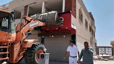 جهاز العاشر من رمضان يصدر قرارا بإزالة 25 مخالفة فورية لمحال تجارية