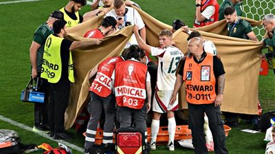 إصابة مرعبة للاعب المجر في مباراة إسكتلندا ونقله إلى المستشفى