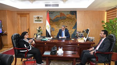 محافظ الفيوم يبحث آليات تنفيذ مشروع مهنتك مستقبلك الممول من برنامج الأغذية العالمي