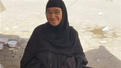 قصة كفاح أم صلاح أقدم بائعة خضار في إمبابة: بقالي 60 سنة في الشارع.. ونفسي في محل يحميني | بث مباشر