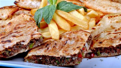 8 وصفات لـ طريقة عمل الحواوشي بالعيش.. جربها بالجبن الرومي رائعة