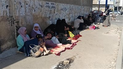 أولياء الأمور يفترشون أرصفة مدارس المنيا قبل امتحان اللغة الأجنبية الثانية للثانوية العامة