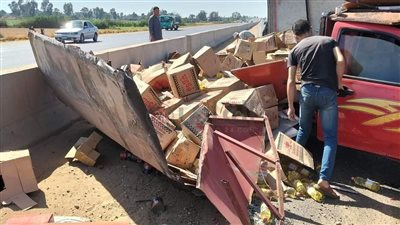 انقلاب سيارة نقل محملة بكراتين زيت وسكر على طريق كفر الشيخ الدولي 