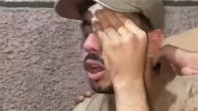 أصابته بجرح قطعي بوجهه.. تفاصيل تعدي موظفة بنك على بائع مترو متجول| بث مباشر