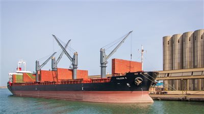 بإجمالي 28 ألف طن.. ميناء دمياط يستقبل شحنات جديدة من السكر والقمح والذرة