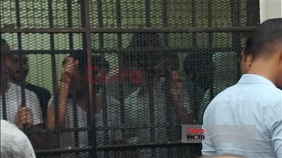 وسط حراسة مشددة.. وصول المتهمين بقتل الطبيب الثري بالتجمع الخامس لجلسة محاكمتهم