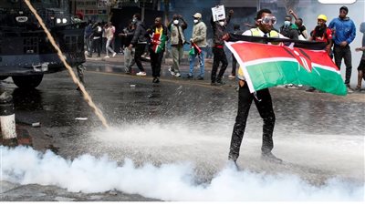 ولعوا في البرلمان وطالبوا الرئيس بالتنحي.. مواجهات بين الشعب والشرطة في كينيا بسبب الأزمة الاقتصادية