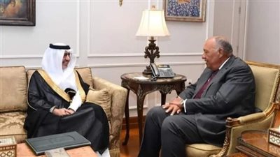 السفير السعودي الجديد بمصر يسلم نسخة من أوراق اعتماده لوزير الخارجية