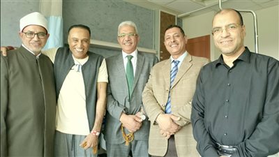 رئيس جامعة الأزهر يزور الشاعر علاء جانب ويطمئن محبيه