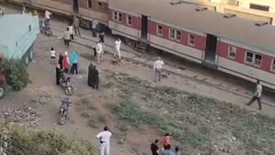 العربية اتهزت والركاب قفزوا.. شاهد عيان يكشف لحظة خروج قطار منوف - بنها عن القضبان | بث مباشر