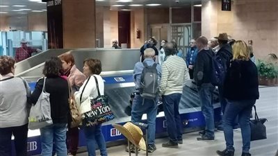 بحوزته قطعتان أثريتان من المعابد.. تفاصيل القبض على سائح في مطار الأقصر الدولي | بث مباشر