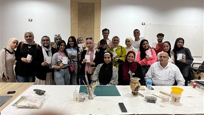 جامعة عين شمس تنظم دورة مبادئ ترميم المخطوطات لطلاب كلية الآثار | صور 