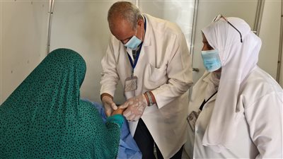 الكشف على 1092 مواطنًا خلال قافلة طبية بقرية الإيمان في البحيرة