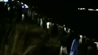 الفرح تحول لميتم..مصرع شخصين وإصابة 12 آخرين في انقلاب سيارة كبود بترعة الهنادي بالأقصر 