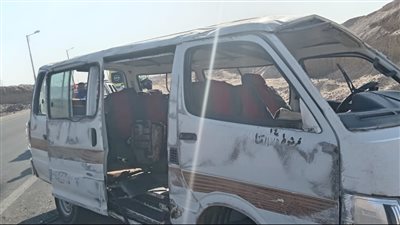 11 شخصًا.. ننشر أول صور والحالة الصحية لمصابي حادث انقلاب ميكروباص على صحراوي قنا 