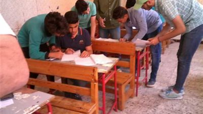 الطلاب بيدخلوا بالبودي جارد.. أولياء أمور يشكون: فوضى بلجان ولاد الأكابر للثانوية العامة بسوهاج