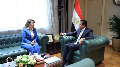 وزير الصحة يوجه بإجراء دراسة لفتح مراكز لتقديم خدمات طبية ودعم نفسي للنازحين من الدول المجاورة 