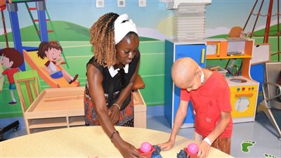 هدايا وفقرات فنية.. سائحون من جنوب إفريقيا يدعمون الأطفال متحدي السرطان بالأقصر