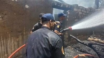 أسفر عن نفوق 9 رؤوس ماشية.. السيطرة على حريق نشب في 4 منازل بقنا 