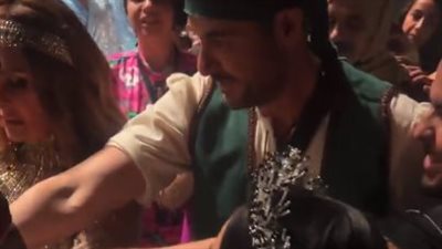 بحضور أحمد عز ويسرا.. أبطال مسرحية ملك والشاطر يقرأون الفاتحة قبل دقائق من عرضها الأول