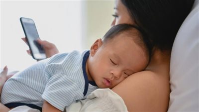 دراسة: استخدام الأم للهاتف الذكي يؤثر على تطور لغة الطفل