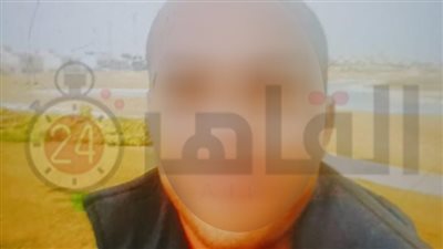 بعد تحقيقات استغرقت 10 ساعات.. المتهم بقتل والدته وشقيقيه بالغربية يمثل الجريمة