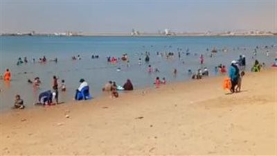 العظمى 39.. إقبال المصطافين على الشواطئ هربًا من ارتفاع الحرارة | بث مباشر
