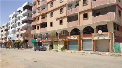 ارتفاع الحرارة يتسبب في إغلاق المحلات وخلو الشوارع بالوادي الجديد | صور