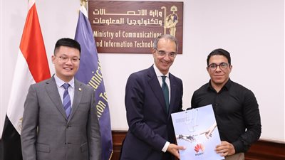 وزير الاتصالات يكرم الفائزين بمسابقة هواوي العالمية لتكنولوجيا المعلومات والاتصالات