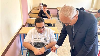 وزير التعليم يطمئن على طلاب الثانوية العامة خلال أداء امتحان الفيزياء بمدارس القليوبية