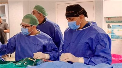 فريق طبي بجامعة المنصورة ينجح في غلق تمدد شرياني بالمخ لمريض على الهواء مباشرة