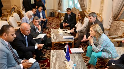 وزير النقل يلتقي نائب رئيس بنك الاستثمار الأوروبي لمتابعة المشروعات المشتركة