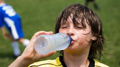 ارتداء ملابس فاتحة اللون.. طرق تجنب إصابة الأطفال بضربة الشمس