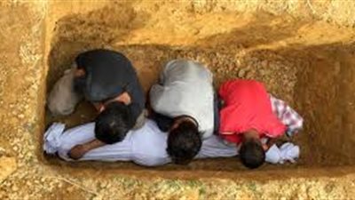 دار الإفتاء توضح حكم وضع الحجر أو التراب تحت رأس الميت عند الدفن