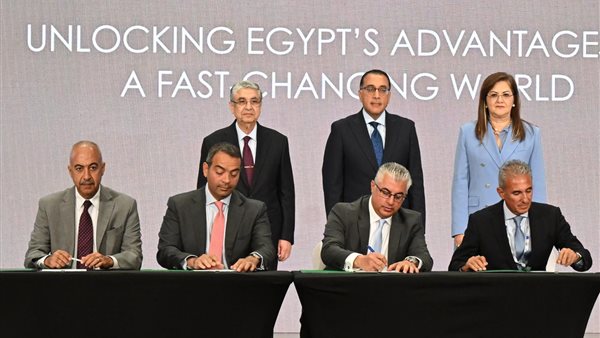 جانب من التوقيع