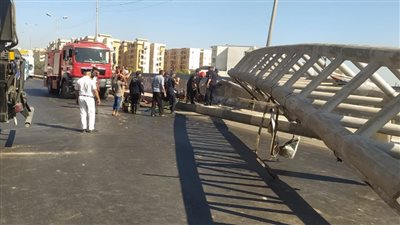 انهيار حاجز كوبري مشاة أمام جامعة دمنهور| صور