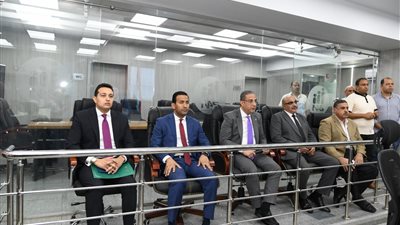 محافظ الفيوم يتابع مع رؤساء المدن آليات تطبيق قرارات الغلق الجديدة للمحال التجارية