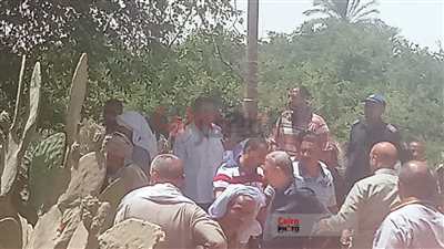 تجمع أهالي البلد.. ننشر الصور الأولى من محاولات إنقاذ واستخراج شاب سقط في بئر بالمنيا