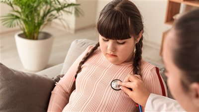 السمنة أبرز العواقب.. علماء يكشفون جينات نادرة تسبب البلوغ المبكر لدى الفتيات 