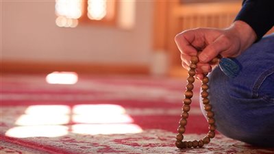 15 كلمة| تسبيح لفك السحر بصيغ نبوية صحيحة.. التزم بها قبل النوم وخلال الرقية الشرعية